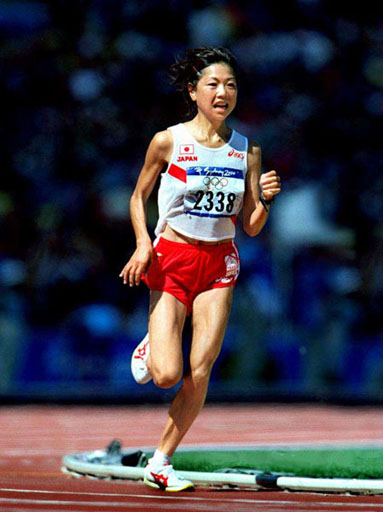 Японская бегунья Наоко Такахаши в кроссовках от Asics