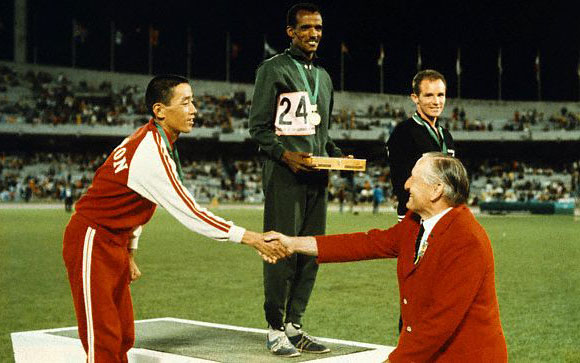 Японский бегун Кенжи Кимихара принимает поздравления. Мехико, 1968
